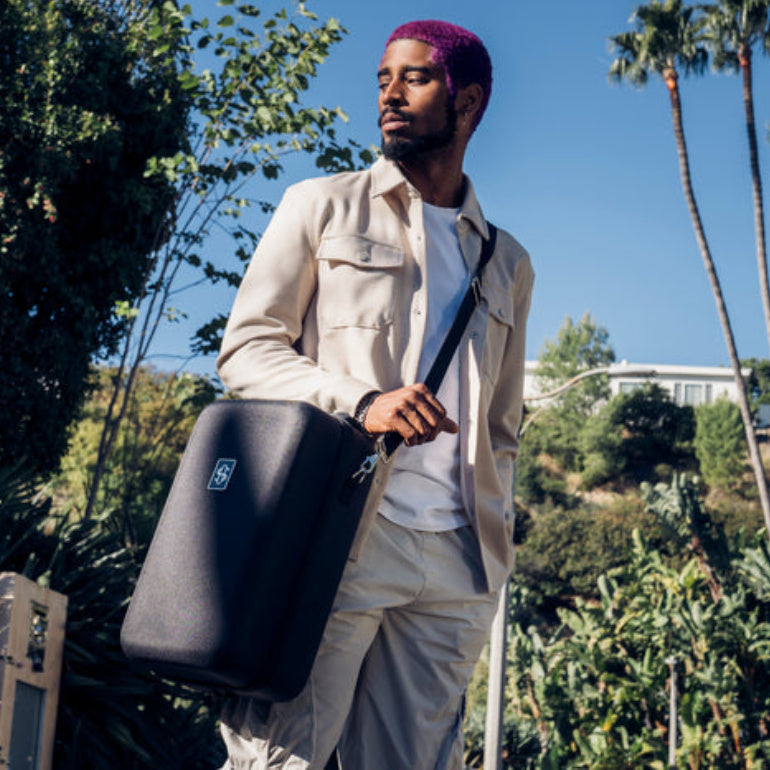 Stündenglass Travel Case in use