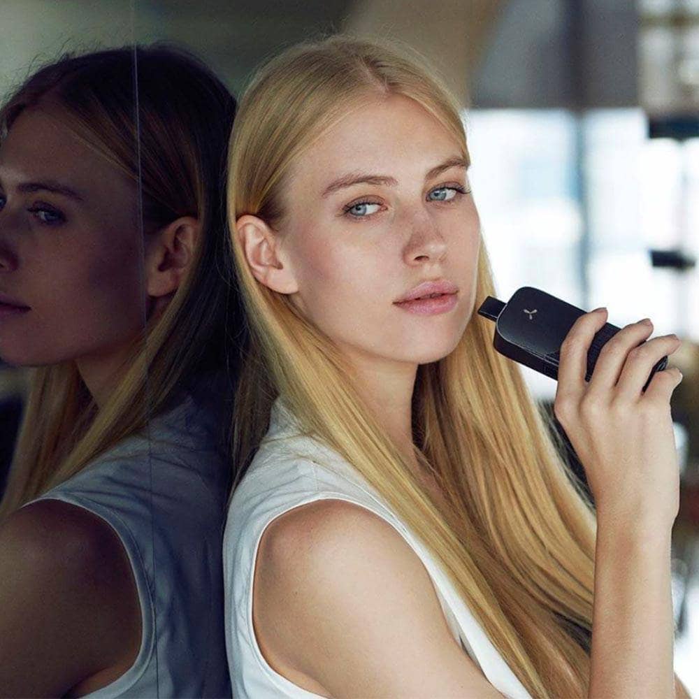 Airvape Legacy vaporizer size in hand woman