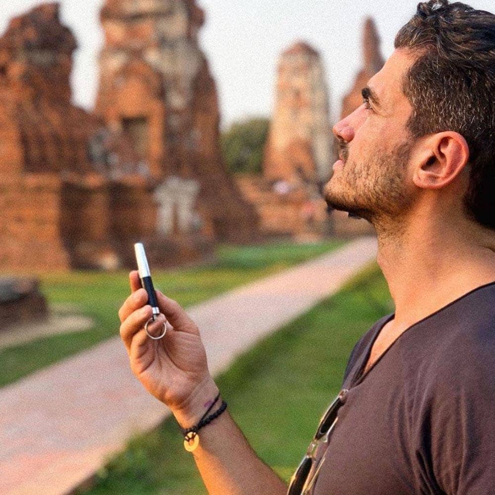 Airvape OM size in hand