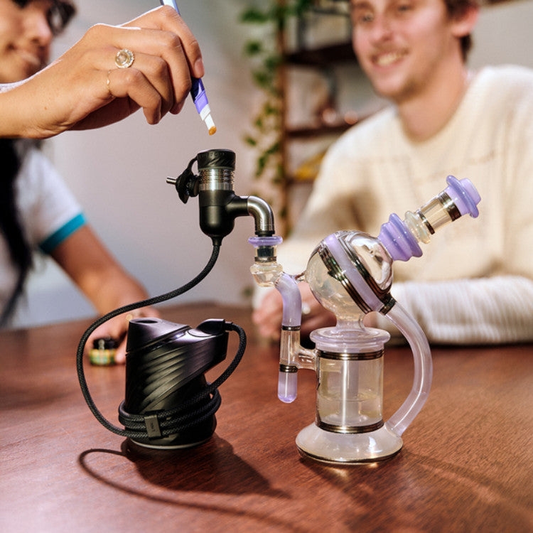 Puffco Peak Pro Link in use with hot knife